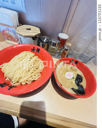 湯気が立ち上る熱々の豚骨つけめん 湯気が立ち上る熱々の豚骨つけめん 128703288