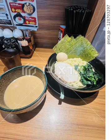 カウンターに置かれた味玉付き魚介つけ麺 128703297