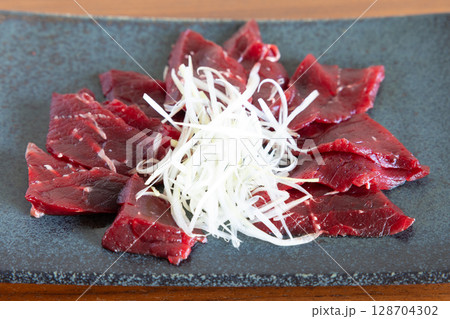 おいしい鯨刺身 128704302
