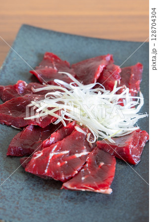 おいしい鯨刺身 128704304