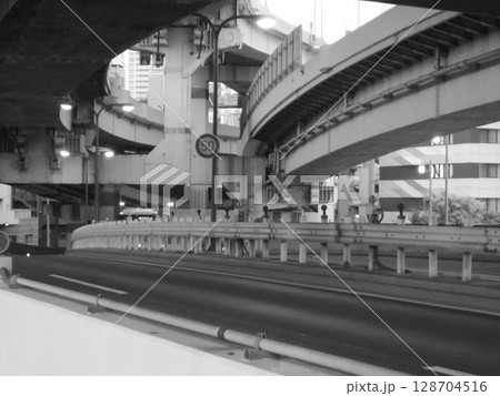 高速道路の下 128704516