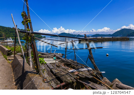 沖島の湖畔風景 128704547