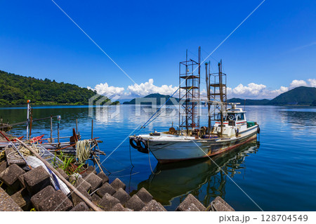 沖島の湖畔風景 128704549