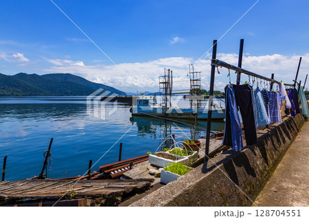 沖島の湖畔風景 128704551