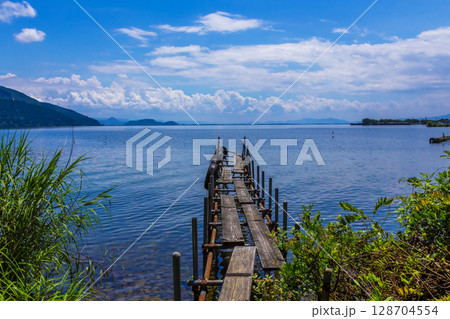 沖島の湖畔風景 128704554