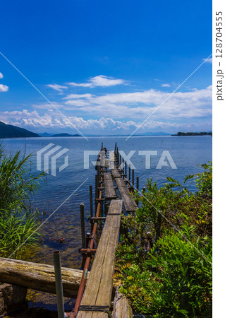 沖島の湖畔風景 128704555