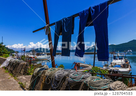 沖島の湖畔風景 128704583