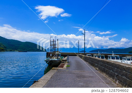 沖島の湖畔風景 沖島の湖畔風景 128704602