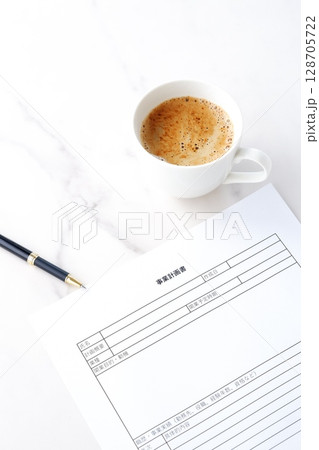 新規事業の立ち上げに先立ち、コーヒーを飲みながら、事業計画書を作成している起業家のイメージ 新規事業の立ち上げに先立ち、コーヒーを飲みながら、事業計画書を作成している起業家のイメージ 128705722