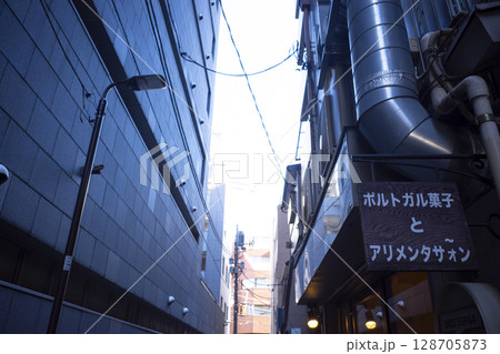 路地裏の風景 128705873