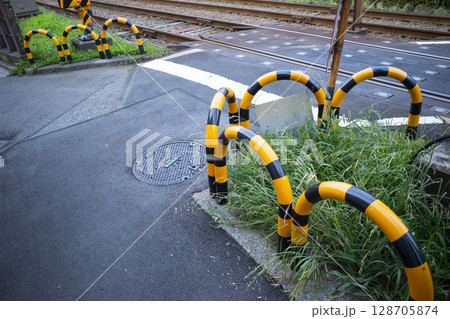 踏切前の風景 128705874