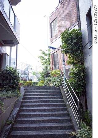住宅街の長い階段 128705877