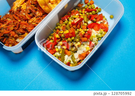Braised pasta with vegetables in a plastic tray. Lunch for the office worker 128705992