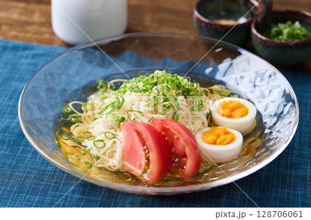 白出汁と胡麻油風味のそうめん 128706061