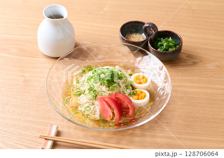 白出汁と胡麻油風味のそうめん 128706064