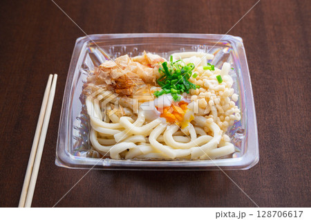 温玉付き冷やしたぬきうどん  温玉付き冷やしたぬきうどん  128706617
