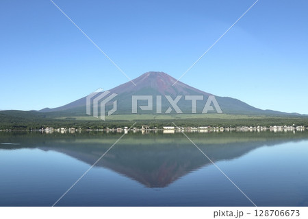 早朝の山中湖に映る逆さ富士 早朝の山中湖に映る逆さ富士 128706673