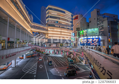 提灯が灯る柏駅西口のブルーアワーの夜景（千葉県柏市） 128706683
