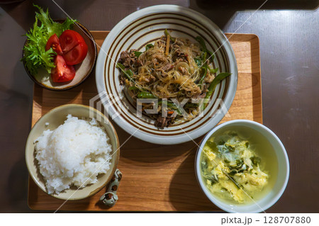 家庭的な和食の定食セット 128707880