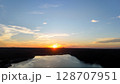 朝陽に光る空 128707951