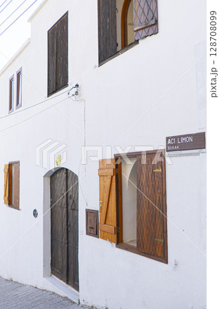 北キプロス・トルコ共和国のベッラパイスにある英国人作家ローレンス・ダレルが住んでいた家の写真 128708099