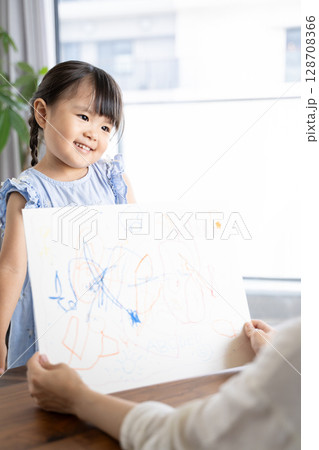 クレヨンでお絵描きを楽しむ女の子の知育シーン 128708366