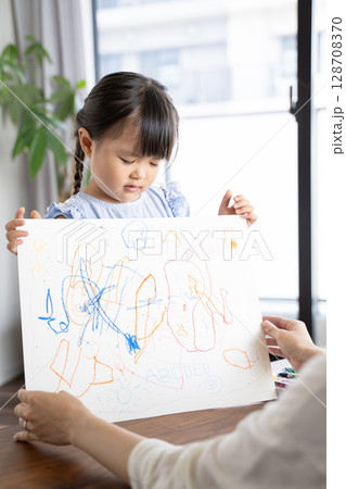クレヨンでお絵描きを楽しむ女の子の知育シーン 128708370