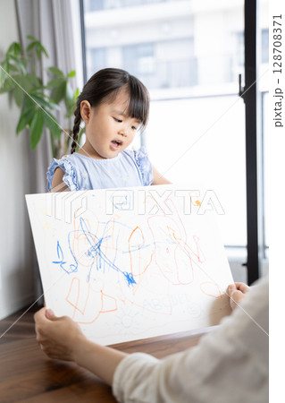 クレヨンでお絵描きを楽しむ女の子の知育シーン クレヨンでお絵描きを楽しむ女の子の知育シーン 128708371