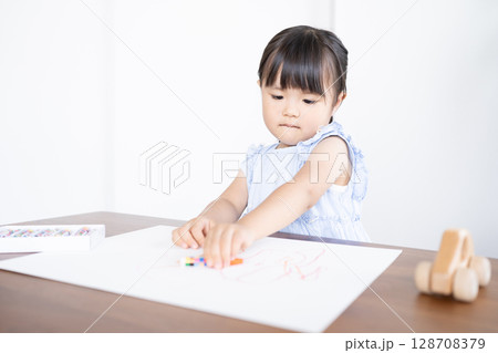 クレヨンでお絵描きを楽しむ女の子の知育シーン クレヨンでお絵描きを楽しむ女の子の知育シーン 128708379