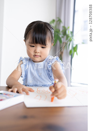クレヨンでお絵描きを楽しむ女の子の知育シーン クレヨンでお絵描きを楽しむ女の子の知育シーン 128708388