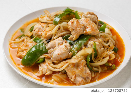 鶏肉ともやしの辛味噌炒め 128708723