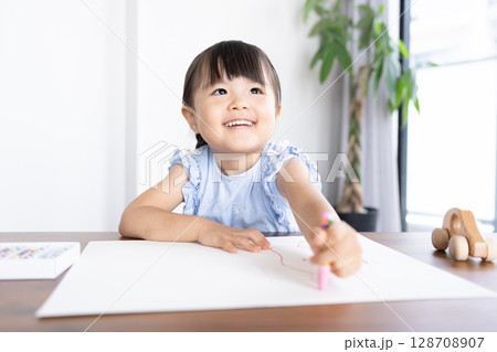 クレヨンでお絵描きを楽しむ女の子の知育シーン クレヨンでお絵描きを楽しむ女の子の知育シーン 128708907