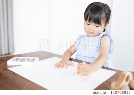 クレヨンでお絵描きを楽しむ女の子の知育シーン クレヨンでお絵描きを楽しむ女の子の知育シーン 128708915
