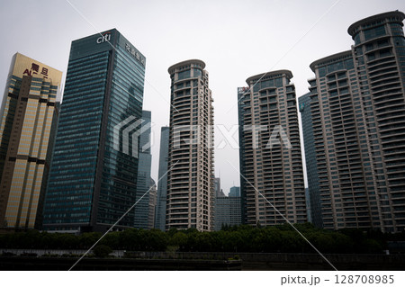 上海の高層ビル群 128708985