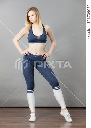 Woman wearing sporty workout outfit 128709079