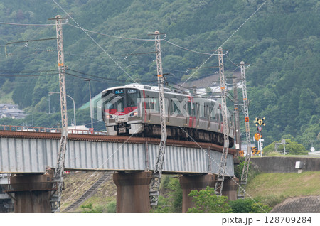 【広島・可部線】緑の山々を背に鉄橋を走るJR227系電車(Red Wing) 【広島・可部線】緑の山々を背に鉄橋を走るJR227系電車(Red Wing) 128709284