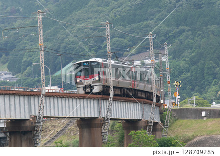 【広島・可部線】緑の山々を背に鉄橋を走るJR227系電車(Red Wing) 【広島・可部線】緑の山々を背に鉄橋を走るJR227系電車(Red Wing) 128709285