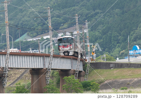 【広島・可部線】緑の山々を背に鉄橋を走るJR227系電車(Red Wing) 【広島・可部線】緑の山々を背に鉄橋を走るJR227系電車(Red Wing) 128709289