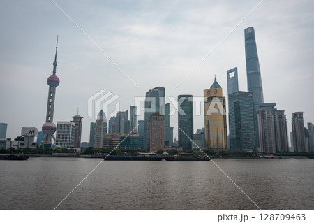 上海外灘の風景 128709463