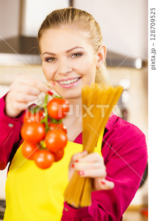 Woman holding pasta and tomatoes 128709525