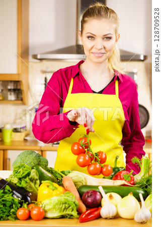 Woman hand holding tomates 128709528