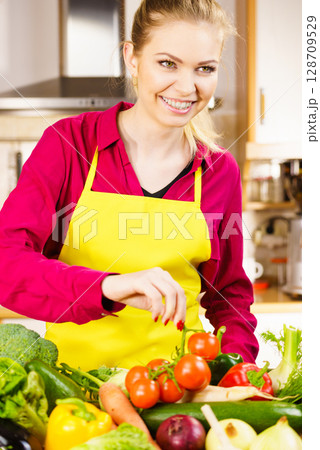 Woman hand holding tomates 128709529