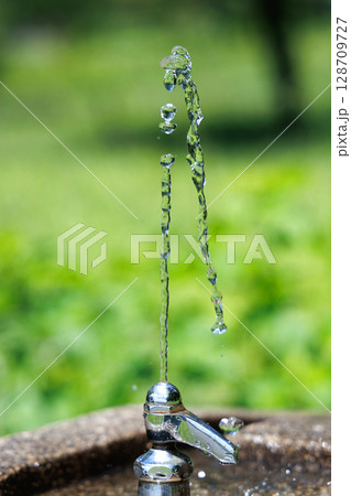 公園の水飲み場 128709727