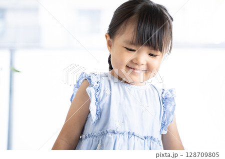 笑顔の女の子-4歳児 128709805