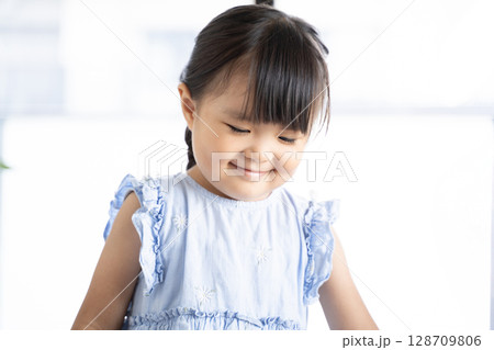 笑顔の女の子-4歳児 128709806