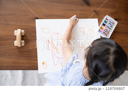 クレヨンでお絵描きを楽しむ女の子の知育シーン俯瞰 128709807
