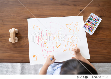 クレヨンでお絵描きを楽しむ女の子の知育シーン俯瞰 128709808