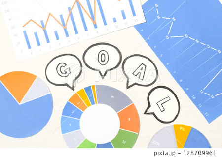 たくさんのデータの中にゴールの文字がある　ゴールのために分析するイメージ 128709961