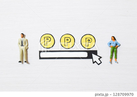 ポイ活について調べるビジネスマンのイメージ 128709970