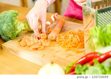 Grated orange carrot for salad 128710049